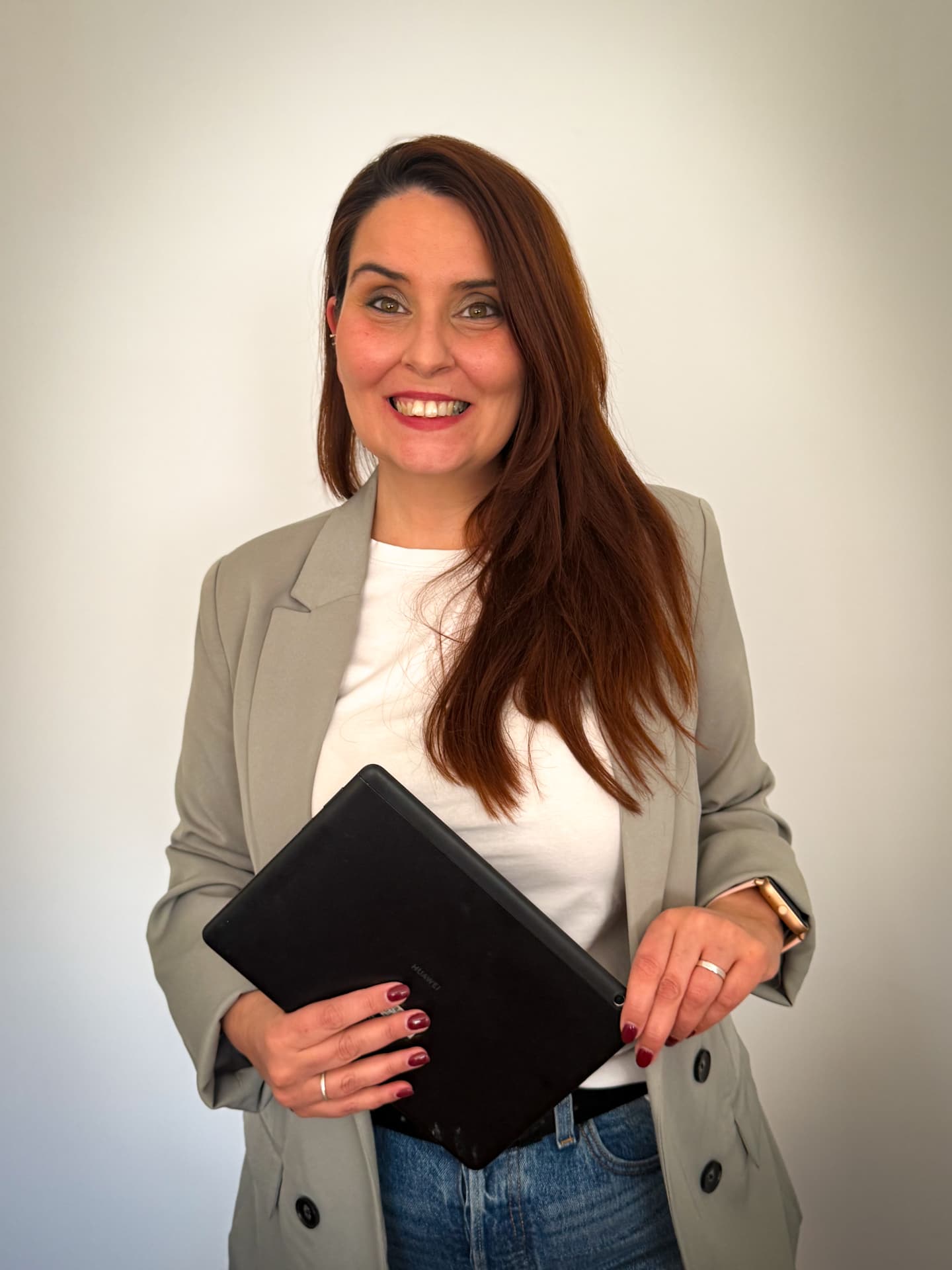 Marta Ponte, fundadora da Ponte Criativa, a sorrir com um tablet na mão
