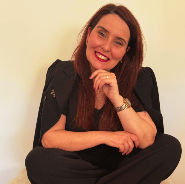 Marta Ponte sentada, com um olhar confiante e próximo