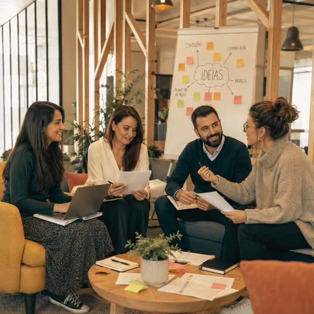 Equipa da Ponte Criativa numa sessão de trabalho colaborativa com post-its e ideias