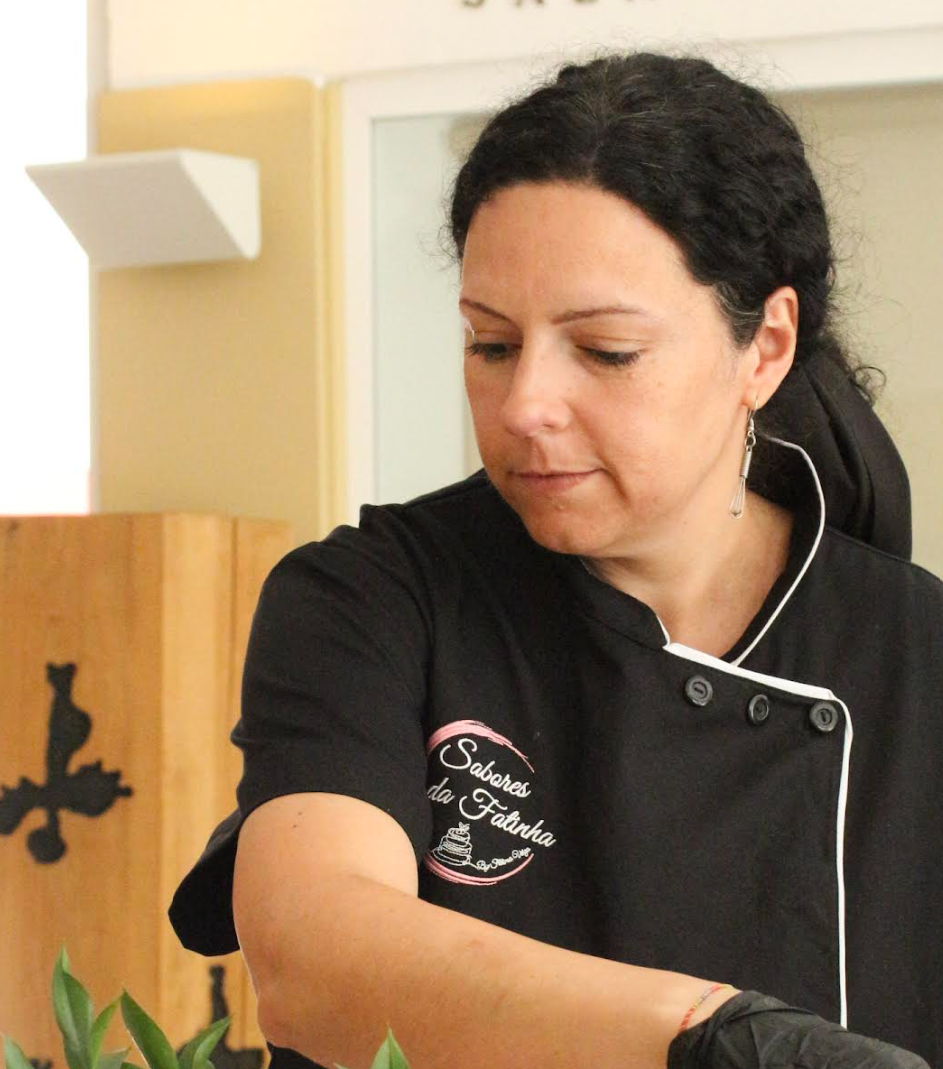 Fundadora da Sabores da Fatinha com o uniforme preto bordado com o logótipo da marca