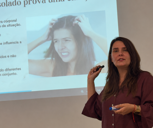 Formadora da Ponte Criativa a apresentar uma sessão de comunicação com apoio de ecrã projetado