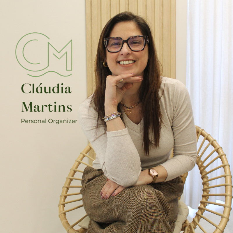 Retrato de uma personal organizer sentada numa cadeira de vime, com identidade visual minimalista ao lado